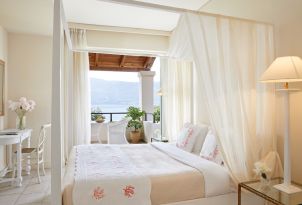 20-deluxe-bungalow-suite-side-sea-view