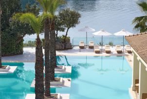 33-sunbeds-and-lounges-at-the-pool