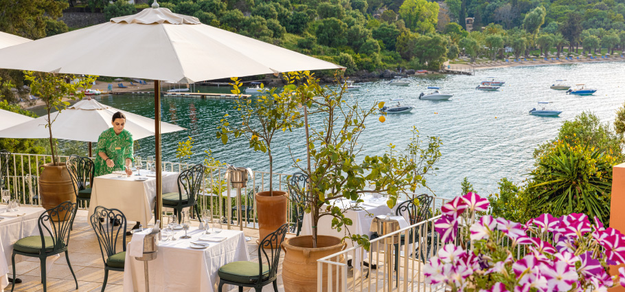 01-dining-by-the-sea-la-contessa-restaurant-eva-palace
